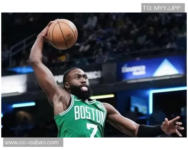 杰伦布朗半场表现稳定13投5中贡献17分4篮板3助攻1抢断次节独得10分 杰伦布朗半场表现稳定13投5中贡献17分4篮板3助攻1抢断次节独得10分